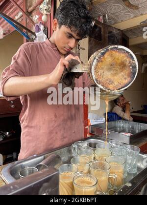 Tradizionale Chai cafe di Pathan in un mercato a Karachi. Chai Dhaba. Conosciuto come hotel del tè Foto Stock