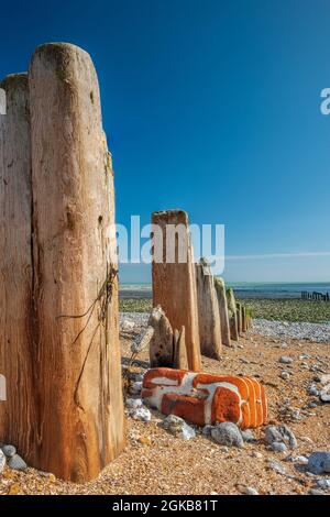 Un vecchio frangiflutti a Cuckmere Haven. Foto Stock