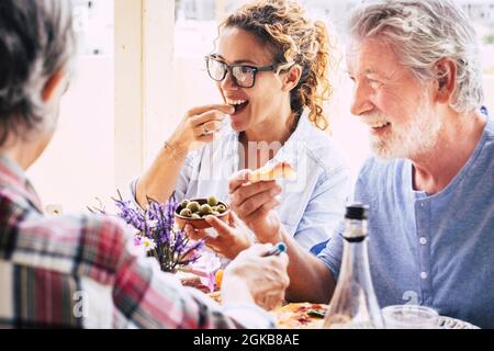 Persone che si divertono e si pranzano sul tavolo da pranzo. Trascorrere del tempo di qualità con la famiglia e gli amici. Amore felice famiglia di multi generazione godendo toget Foto Stock