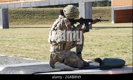 SGT. Justina Nelson, USAG Italia, spara la sua arma in giù il campo di Oberdachstetten Training Area 2 marzo durante la fase di qualificazione delle armi del 'miglior guerriero Competition' 2021. La competizione migliora l'esperienza, la formazione e la comprensione delle competenze necessarie per essere un soldato completo. I vincitori si aggiudicheranno il livello Installation Management Command a San Antonio, Texas. Foto Stock