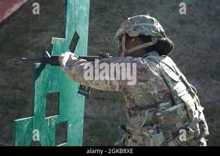 SGT. Justina Nelson, USAG Italia, spara il suo fucile M-4 durante lo stress shoot come parte di un blitz a quattro corsie presso l'Oberdachstetten Training Area 2 marzo come parte del comando di Gestione installazioni-Europa Best Warrior Competition che va dal 28 febbraio al 3 marzo. La competizione migliora l'esperienza, la formazione e la comprensione delle competenze necessarie per essere un soldato completo. I vincitori si aggiudicheranno il livello Installation Management Command a San Antonio, Texas. Foto Stock