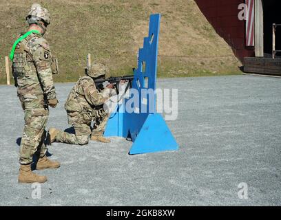 SGT. Justina Nelson, USAG Italia, spara il suo fucile M-4 durante lo stress shoot come parte di un blitz a quattro corsie presso l'Oberdachstetten Training Area 2 marzo come parte del comando di Gestione installazioni-Europa Best Warrior Competition che va dal 28 febbraio al 3 marzo. La competizione migliora l'esperienza, la formazione e la comprensione delle competenze necessarie per essere un soldato completo. I vincitori si aggiudicheranno il livello Installation Management Command a San Antonio, Texas. Foto Stock