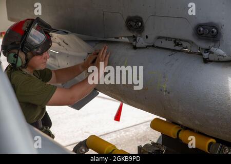 US Marine Corps Lance CPL. Breanne Turner, un tecnico di ordigni assegnato a Marine Fighter Attack Squadron (VMFA) 312, carica un ordnance GBU-16 dal vivo come parte della formazione a livello di unità a Guam, 2 marzo 2021. Lo scopo della formazione a livello di unità è quello di mantenere la preparazione dell'unità, perfezionare le proprie competenze. La formazione a livello di unità ci consente di essere pronti a rispondere a qualsiasi situazione e di rafforzare la nostra capacità di scoraggiare e difendere da qualsiasi minaccia. Foto Stock