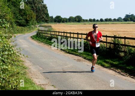 Un corridore nella battaglia di Bosworth Triathlon, Shenton, Leicestershire, Inghilterra, Regno Unito Foto Stock