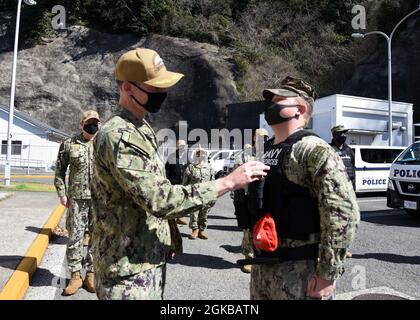 YOKOSUKA, Giappone (3 marzo 2021) Master-at-Arms Seaman Ethan Mathews è meritoriosamente avanzato al rango di ufficiale piccolo di terza classe da Capt Rich Jarrett, comandante ufficiale del Comandante, Fleet Activities Yokosuka (CFAY) durante una cerimonia di gelata. L'Enlisted Meritorious Advancement Program è progettato per consentire ai triadi di comando di far avanzare i loro marinai più qualificati prima dei cicli di avanzamento semestrali della Marina. Per oltre 75 anni, CFAY ha fornito, mantenuto e gestito strutture e servizi di base a sostegno delle forze navali dispiegate in avanti della flotta statunitense 7 Foto Stock