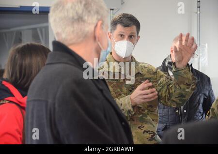 Il col. Vance J. Klosinski spiega gli sforzi della guarnigione per combattere il COVID a Matthias Schneider, Birkenfeld, Germania, commissario della contea (primo piano), durante una visita alla Comunità militare di Baumholder. La visita di due ore ha fornito al commissario e ad altri funzionari locali tedeschi informazioni su come l'esercito combatte il COVID e protegge la sua popolazione nella comunità dei Baumholder. Foto Stock