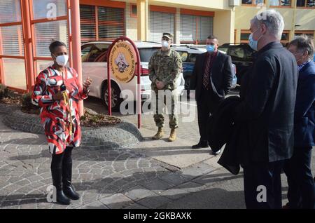 Leah Zamor, preside della Baumholder Middle and High School, saluta Matthias Schneider, Birkenfeld, Germania, commissario della contea durante una visita alla scuola situata nella Comunità militare Baumholder 3 marzo. La visita di due ore ha fornito al commissario e ad altri funzionari locali tedeschi informazioni su come l'esercito combatte il COVID e protegge la sua popolazione nella comunità dei Baumholder, comprese le misure che la scuola sta adottando con la sua facoltà e gli studenti. Foto Stock