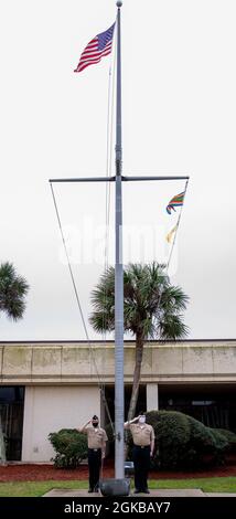 210303-N-GF955-2025 STAZIONE NAVALE MAYPORT, Fl. (3 marzo 2021) – i marinai assegnati alla Stazione Navale Mayport salutano l'insegna nazionale durante i colori del mattino. Foto Stock