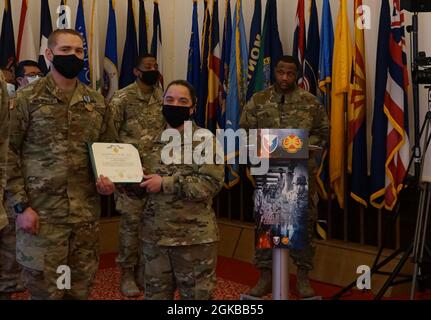 SGT. Isaac Mayfield, USAG Benelux, viene presentata la Medaglia di conquista dell'esercito dal comando Sgt. Il Major Samara Pitre al comando di Gestione installazioni-Concorso migliore guerriero europeo 3 marzo. Il concorso si svolge dal 28 febbraio al 3 marzo. La competizione migliora l'esperienza, la formazione e la comprensione delle competenze necessarie per essere un soldato completo. I vincitori si aggiudicheranno il livello Installation Management Command a San Antonio, Texas. Foto Stock