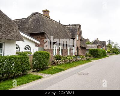 Tradizionale casetta di paglia Frisone nel villaggio di Nebel sull'isola di Amrum, Schleswig-Holstein in Germania Foto Stock