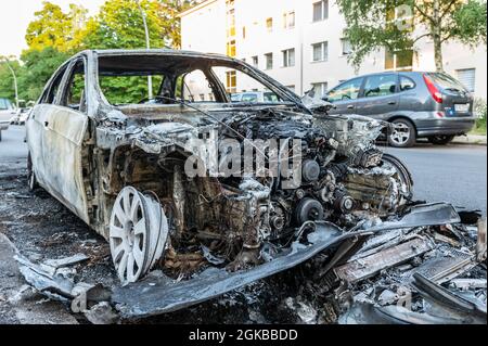 Mercedes è bruciata nella zona residenziale vicino alla strada. Vista anteriore sinistra Foto Stock