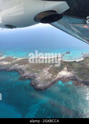 Isola di Anguilla Cay, Bahamas, 3 marzo 2021. Durante un pattugliamento di routine, l'equipaggio dell'Air Station della Guardia Costiera di Miami HC-144 Ocean Sentry ha abbandonato le forniture salvavita a sei migranti bloccati. Foto Stock