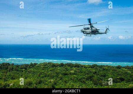 Un corpo Marino degli Stati Uniti AH-1Z Cobra con Marine Medium Tiltrotor Squadron 262 (rinforzato), 31st Marine Expeditionary Unit (MEU), vola sopra Palau dopo la partenza da USS New Orleans (LPD 18) sulla sua strada per l'isola di Peleliu, 3 marzo 2021. Il 31 MEU opera a bordo di navi dello Squadrone anfibio 11 nel 7° settore di attività della flotta per migliorare l'interoperabilità con alleati e partner e servire come forza di reazione pronta a difendere la pace e la stabilità nella regione Indo-Pacifico. Foto Stock