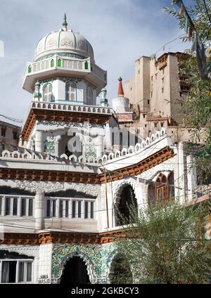 Vista da Leh, Ladakh, Jammu e Kashmir, India - Jama Masjid e Leh Palace con stupa sullo sfondo Foto Stock