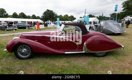 Vista laterale di a Red, 1938, Delahaye 135MS in mostra nella sezione stile ed eleganza degli anni '30 del London Classic Car Show 2021. Foto Stock