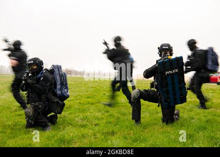 I poliziotti del Dipartimento di polizia del Northamptonshire svolgono un esercizio di formazione sul campo presso la RAF Croughton, Inghilterra, 3 marzo 2021. L'NHPD ha utilizzato il complesso di addestramento squadron delle forze di sicurezza 422d per rafforzare le loro tattiche e tecniche. Eventi come questo contribuiscono a rafforzare la partnership locale tra il 422d SFS e il NHPD. Foto Stock