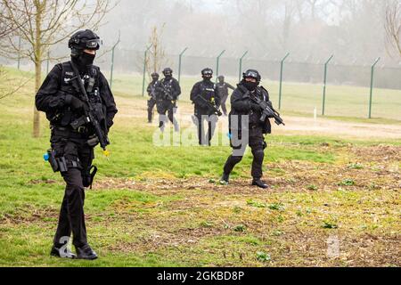 I poliziotti del Dipartimento di polizia del Northamptonshire svolgono un esercizio di formazione sul campo presso la RAF Croughton, Inghilterra, 3 marzo 2021. L'NHPD ha utilizzato il complesso di addestramento squadron delle forze di sicurezza 422d per rafforzare le loro tattiche e tecniche. Eventi come questo contribuiscono a rafforzare la partnership locale tra il 422d SFS e il NHPD. Foto Stock