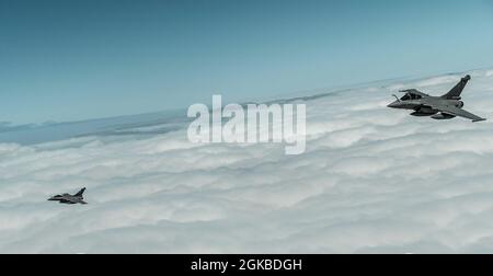 Due aerei dell'Emiri Air Force Rafale del Qatar si preparano a partire dopo aver ricevuto carburante da un aereo dell'Extender dell'Aeronautica militare statunitense KC-10, partecipando all'esercizio Sky Shield II, 3 marzo 2021. Exercise Sky Shield II ha riunito i membri dell'aeronautica degli Stati Uniti, dell'aeronautica del Qatar Emiri e dell'aeronautica francese per dimostrare la loro partnership duratura e risoluta, e per dimostrare la promessa di una futura interoperabilità in tutta l'area di responsabilità del comando centrale degli Stati Uniti. Foto Stock