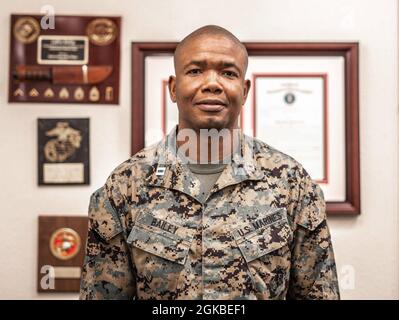 Gabra A. Bailey, un agente di fornitura con il 12° Marine Corps District, si pone nel suo ufficio presso la sede del distretto situata presso Marine Corps Recruit Depot San Diego il 4 marzo 2021. Bailey è nato e cresciuto a Kingston, Giamaica prima di emigrare negli Stati Uniti e diventare un Marine. Foto Stock