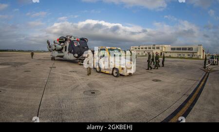 Marines USA con Marine Heavy Helicopter Squadron (HMH) 465 rimorchiano un elicottero CH-53E Super Stallion su MCAS Futenma, Okinawa, Giappone, 4 marzo 2021. Il CH-53E è stato trasferito dalle Hawaii a Okinawa in supporto di Force Design 2030. Foto Stock