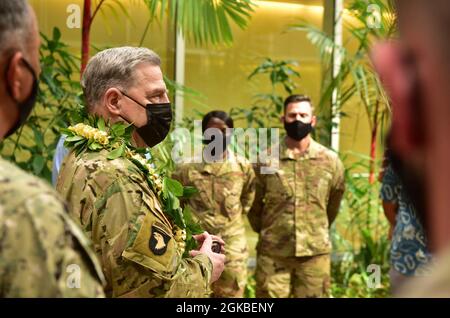 Il Presidente dei Capi congiunti del personale dell'Esercito degli Stati Uniti, il Gen. Mark A. Milley, parla con i membri dell'Agenzia di contabilità della Difesa POW/mia durante una visita alla Joint base Pearl Harbor-Hickam, Hawaii, 4 marzo 2021. La missione di DPAA è di ottenere il più possibile la contabilità per il personale degli Stati Uniti mancante e non contabilizzato per le loro famiglie e la nostra nazione. Foto Stock