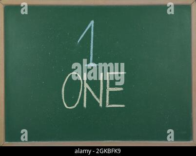 Numero uno scritto sul consiglio di amministrazione della scuola. Foto Stock