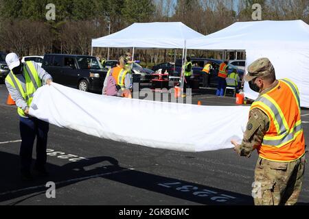 Cinquanta soldati della Guardia Nazionale della Carolina del Nord si dispiegano nell'arena PNC per le operazioni COVID-19 a Raleigh, Carolina del Nord, 4 marzo 2021. I soldati assegnati alla 30a Armored Brigade Combat Team del NCNG e alla 113esima Brigata sostenente hanno diretto il traffico dei veicoli e fornito supporto logistico e amministrativo al personale e ai volontari della Wake County Emergency Management. Foto Stock