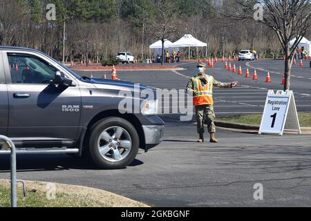 Cinquanta soldati della Guardia Nazionale della Carolina del Nord si dispiegano nell'arena PNC per le operazioni COVID-19 a Raleigh, Carolina del Nord, 4 marzo 2021. I soldati assegnati alla 30a Armored Brigade Combat Team del NCNG e alla 113esima Brigata sostenente hanno diretto il traffico dei veicoli e fornito supporto logistico e amministrativo al personale e ai volontari della Wake County Emergency Management. Foto Stock