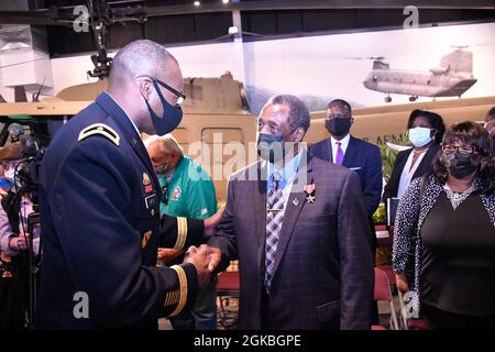 Briga. Il generale James Smith, capo della transizione, si congratula con l'ex SPC dell'esercito. Ronald Mallory dopo averlo presentato con la Medaglia Bronze Star con il dispositivo 'V' dopo una cerimonia del 4 marzo presso il Museo dei Trasporti dell'Esercito. Foto Stock