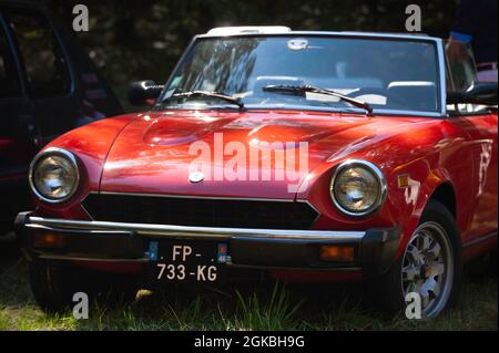Red Fiat 124 Spider alla fiera di campagna Dégagnazès, dipartimento Lot, Francia Foto Stock