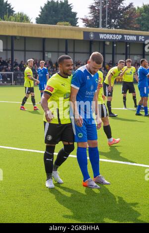 Worksop Town Football Club fondato in 1861 mondi quarto club più vecchio giocando Newport Pagnell Town nel primo turno di qualificazione 2021-21 fa Cup Foto Stock