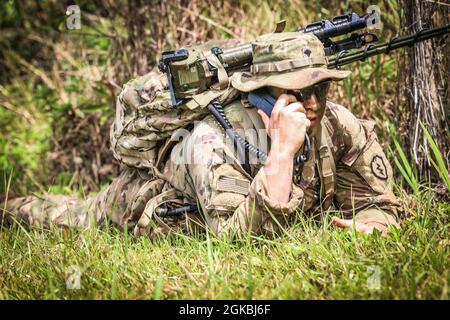 CASERME SCHOFELD, Hawaii – soldati di 2-11 artiglieria da campo, 25° artiglieria della Divisione Fanteria allegata al 2° Squadrone, 14° Cavalleria il Fire Support Team del Regiment ha eseguito la loro completa certificazione il 04 marzo 2021 presso la East Range Schofeld Barracks, Hawaii. Foto Stock