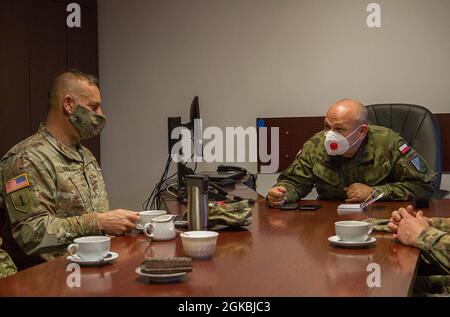 Ricardo Roig (a sinistra), comandante del 50° gruppo di supporto regionale (RSG), parla con l'esercito polacco col. Wojciech Grzybowski (a destra), comandante della 24° unità di supporto Garrison, durante il loro primo incontro presso il Forward Operating Site (FOS) Bemowo Piskie Training Area, Polonia, il 4 marzo 2021. Incontri introduttivi come questi sono importanti nello sviluppo del rapporto e della fiducia tra alti leader militari, specialmente nella cultura polacca, che pone un'enfasi pesante sui rapporti personali nel mondo degli affari. Il 50° RSG è un'unità della Guardia Florida con sede a Homestead, Florida, dislocata in Polonia Foto Stock