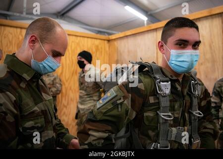 Paracadutisti francesi assegnati a 8 Regiment Parachutiste D’Infanterie de Marine, 11 Brigade Parachutiste riprovano l’indossamento e l’installazione di un paracadute T-11 come parte dell’esercizio Rock Topside II presso il Joint Multinational Readiness Centre di Hohenfels, Germania, il 5 marzo 2021. La 173a Brigata Airborne è la forza di risposta di emergenza dell'esercito degli Stati Uniti in Europa, che fornisce forze rapidamente dispiegabili alle aree di responsabilità dell'Europa degli Stati Uniti, dell'Africa e del comando centrale. Forward schierata in Italia e Germania, la brigata si allena regolarmente insieme agli alleati e ai partner della NATO per costruire Foto Stock