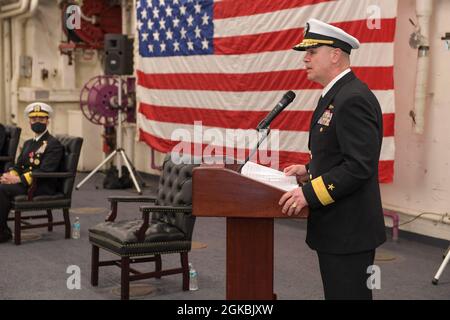 ADM posteriore. Brendan McLane, comandante, Naval Surface Force Atlantic (SURFLANT), parla durante la cerimonia di cambio di comando di SURFLANT a bordo della nave portuale anfibio di classe San Antonio USS Mesa Verde (LPD 19). Durante la cerimonia, McLane ha sollevato l'ADM posteriore. Brad Cooper come comandante di SURFLANT. Foto Stock