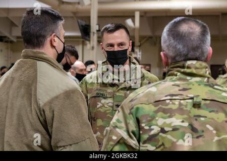 Il col. Matthew Schell, comandante del 297th gruppo regionale di sostegno, parla con il Gen. Torrence Saxe, il generale aggiunto della Guardia nazionale dell'Alaska e il padrone capo Sgt. Winfield Hinkley, il leader senior della Guardia Nazionale dell'Alaska, dopo il 297° RSG è tornato in Alaska dal loro dispiegamento di nove mesi in Polonia, 4 marzo 2021, dove hanno sostenuto l'operazione Atlantic Resolve. Atlantic Resolve è una missione del Dipartimento della Difesa dedicata a dimostrare il costante impegno degli Stati Uniti per la pace, la sicurezza e la stabilità in Europa. Foto Stock