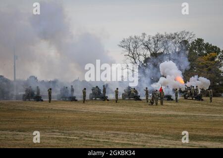 I soldati assegnati a Bravo Battery, 1° Battaglione, 320° Reggimento artiglieria campo, 2° Team di combattimento Brigata, 101° Divisione Airborne (Air Assault), eseguono un saluto con gli urlatori M119 alla cerimonia di cambio di comando, 5 marzo 2021, a Fort Campbell, Ky. Foto Stock