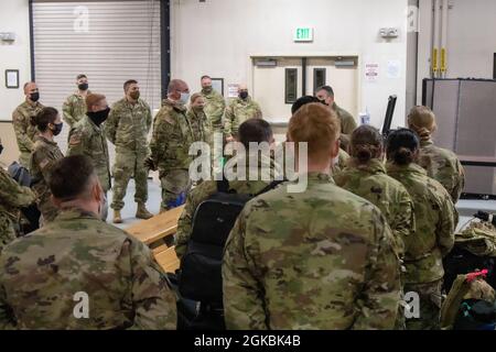 Gen. Torrence Saxe, generale aggiunto della Guardia Nazionale dell'Alaska, E il col. Matthew Schell, comandante del 297° Gruppo di sostegno regionale, ringrazia i membri del 297° RSG per il loro duro lavoro dopo che sono tornati dal loro dispiegamento di nove mesi in Polonia, 4 marzo 2021, dove hanno sostenuto l'operazione Atlantic Resolve. Atlantic Resolve è una missione del Dipartimento della Difesa dedicata a dimostrare il costante impegno degli Stati Uniti per la pace, la sicurezza e la stabilità in Europa. Foto Stock