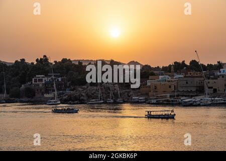 Vista di uno splendido tramonto arancione ad Assuan, Egitto Foto Stock