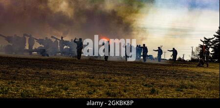 Soldati assegnati a Bravo Battery, 1° Battaglione, 320° Reggimento artiglieria campo, 2° Team di combattimento Brigata, 101a Divisione Airborne (Air Assault), eseguire un saluto con gli ulivatori M119 alla cerimonia di cambio di comando del 5 marzo 2021, a Fort Campbell, Ky. Foto Stock