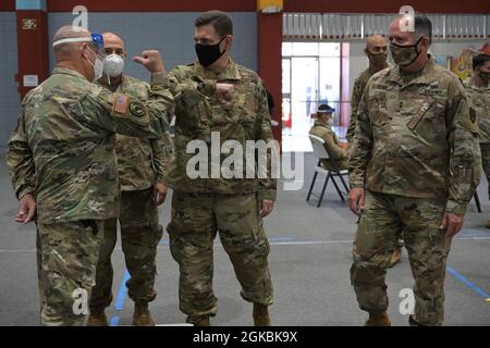 Michael A. Loh, direttore della Guardia Nazionale aerea e dell'Esercito degli Stati Uniti. Gen. Jose Reyes, generale aggiunto, Guardia Nazionale di Porto Rico, saluta i soldati assegnati a un sito di immunizzazione COVID-19 presso il Pedrín Zorrilla coliseum Puerto Rico, 5 marzo 2021. Loh e Reyes hanno visitato il colosseo di Pedrín Zorrilla per ringraziare i Guardsmen per aver servito tutta la pandemia. Foto Stock