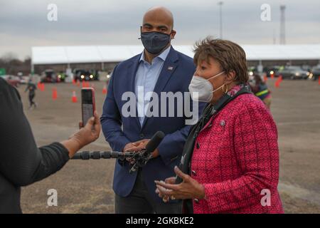 La Camera dei rappresentanti degli Stati Uniti, il Congresswoman Eddie Bernice Johnson, il 30esimo distretto congressuale, il Texas, e il Congressman Colin Allred, il 32esimo distretto congressuale, il Texas, partecipano ad una conferenza stampa al Centro di vaccinazione della Comunità di Fair Park (CVC) a Dallas il 5 marzo 2021. I membri del Congresso hanno discusso degli obiettivi del centro e di come fornire un supporto continuo al personale del Dipartimento della Difesa, al personale volontario della Federal Emergency Management Agency (FEMA) e ai membri della comunità locale di Dallas. Il comando del Nord degli Stati Uniti, attraverso l'esercito del Nord degli Stati Uniti, rimane impegnato a fornire la flessione continua Foto Stock