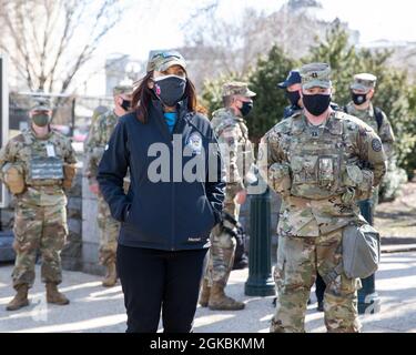 Michigan Gov. Gretchen Whitmer visita con i soldati della 177a brigata militare della polizia, Michigan National Guard, vicino al Campidoglio degli Stati Uniti a Washington, D.C., 5 marzo 2021. La Guardia Nazionale è stata invitata a continuare a sostenere le forze dell'ordine federali con sicurezza, comunicazioni, evacuazione medica, logistica e supporto per la sicurezza alle agenzie statali, distrettuali e federali fino a metà marzo. Foto Stock