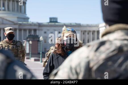 Michigan Gov. Gretchen Whitmer visita con i soldati della 177a brigata militare della polizia, Michigan National Guard, vicino al Campidoglio degli Stati Uniti a Washington, D.C., 5 marzo 2021. La Guardia Nazionale è stata invitata a continuare a sostenere le forze dell'ordine federali con sicurezza, comunicazioni, evacuazione medica, logistica e supporto per la sicurezza alle agenzie statali, distrettuali e federali fino a metà marzo. Foto Stock