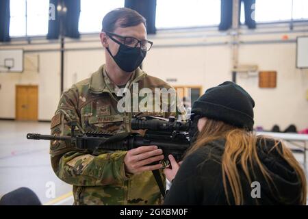 U.S. Air Force staff Sgt. David Ward, 423rd Security Forces Squadron non commissionato ufficiale in carica di armeria, mostra un'arma mostra agli studenti di 4 ° e 5 ° grado alla Royal Air Force Alconbury Middle High School, Inghilterra, 5 marzo 2021. I difensori delle forze di sicurezza hanno organizzato una dimostrazione per mostrare agli studenti un'esposizione di armi, una stazione di impronte digitali, McGruff the Crime Dog e un veicolo di pattuglia. Foto Stock