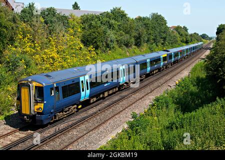 BR classe 377 unità elettrica multipla vicino a Graveney Crossing tra Whitstable e Faversham Foto Stock