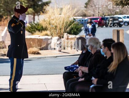 SGT. 1° classe Michael Stroud, un sergente platoon assegnato alla D Company, 2° Battaglione, 325° Regiment fanteria Airborne, 2° Team di combattimento Brigata, 82nd Divisione Airborne rende onore durante un servizio funebre per PFC. Harvey Brown, un veterano della seconda Guerra Mondiale precedentemente assegnato al 2° Battaglione, 505th Parachute Infantry Regiment, al Fort Bliss National Cemetery a Fort Bliss, Texas, 5 marzo 2021. PFC. Brown fu uno dei meno di 3,000 paracadutisti che combatterono tutti e quattro i salti durante la seconda guerra mondiale e combatté in Italia, Francia, Paesi Bassi e Belgio. Foto Stock