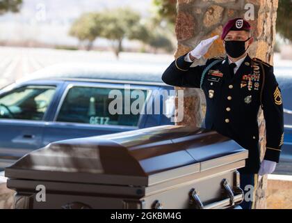 SGT. 1° classe Michael Stroud, un sergente platoon assegnato alla D Company, 2° Battaglione, 325° Regiment fanteria Airborne, 2° Team di combattimento Brigata, 82nd Divisione Airborne saluta la casket del PFC. Harvey Brown, un veterano della seconda Guerra Mondiale precedentemente assegnato al 2° Battaglione, 505th Parachute Infantry Regiment, durante un funerale al Fort Bliss National Cemetery a Fort Bliss, Texas, 5 marzo 2021. PFC. Brown fu uno dei meno di 3,000 paracadutisti che combatterono tutti e quattro i salti durante la seconda guerra mondiale e combatté in Italia, Francia, Paesi Bassi e Belgio. Foto Stock