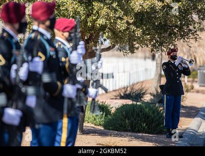 SGT. 1st Class Nicole Daley, un tromba giocatore assegnato alla 82nd Airborne Division Band, suona Tap durante un servizio funebre per PFC. Harvey Brown, un veterano della seconda Guerra Mondiale precedentemente assegnato al 2° Battaglione, 505th Parachute Infantry Regiment, al Fort Bliss National Cemetery a Fort Bliss, Texas, 5 marzo 2021. PFC. Brown fu uno dei meno di 3,000 paracadutisti che combatterono tutti e quattro i salti durante la seconda guerra mondiale e combatté in Italia, Francia, Paesi Bassi e Belgio. Foto Stock