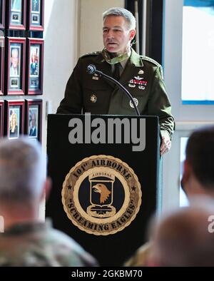 Il Capo dello staff dell'Esercito Gen. James C. McConville ha tenuto un discorso durante la cerimonia di promozione per il Re Colondisa 5 marzo 2021 a Fort Campbell, Ky. “è un privilegio promuovere un soldato come il re, in quanto è un esempio brillante di ciò che significa servire questo paese”, ha affermato McConville. "Col. Re ha costantemente messo i suoi soldati al primo posto e so che continuerà a compiere grandi cose mentre la sua carriera continua”. Foto Stock